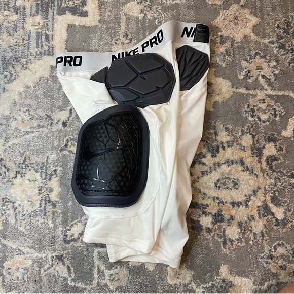 Nike pro White compression shorts - Picture 1 of 6